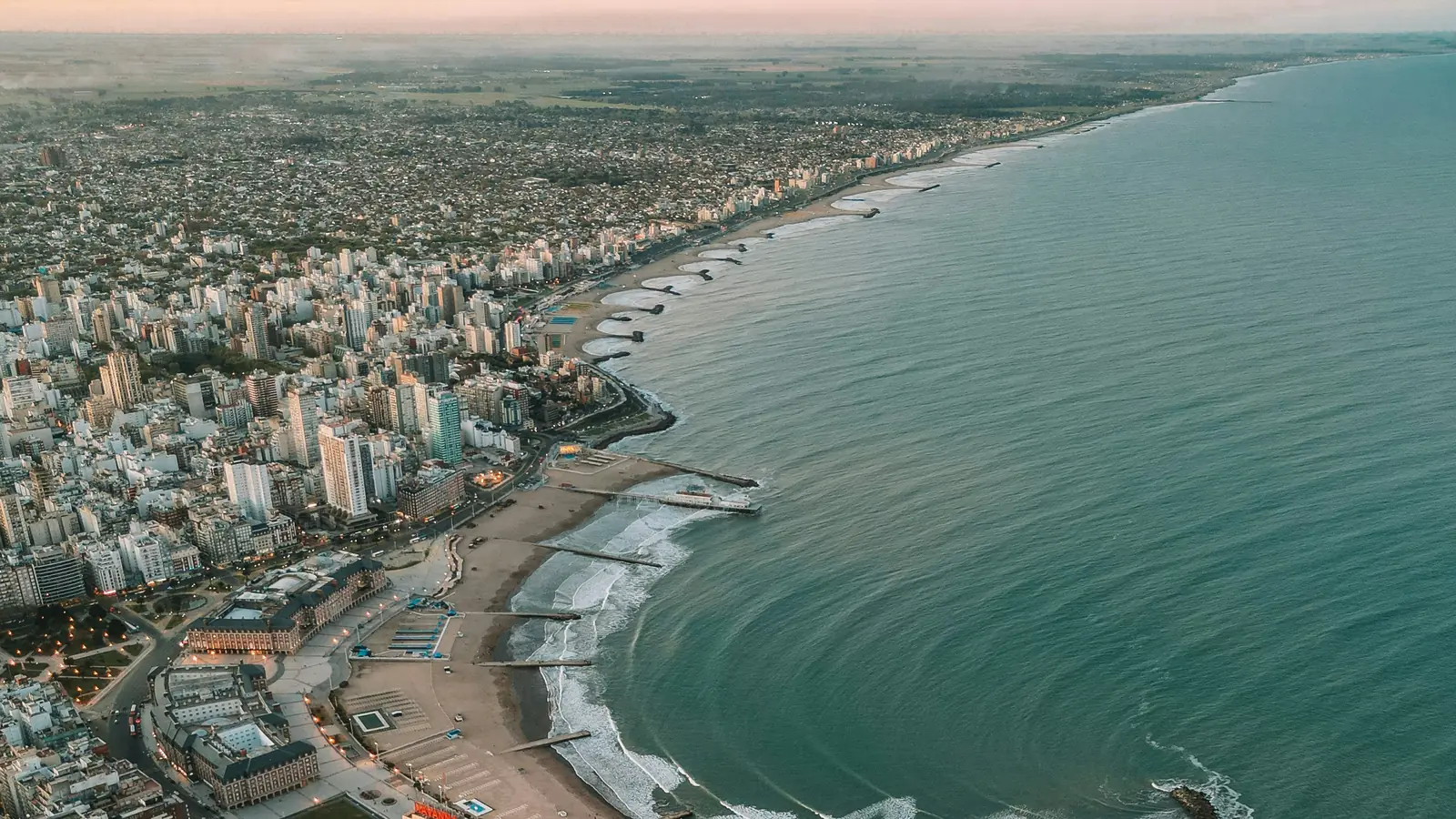 Vista aérea del centro de Mar del Plata y la Playa Bristol, donde está la oficina de Zamboni