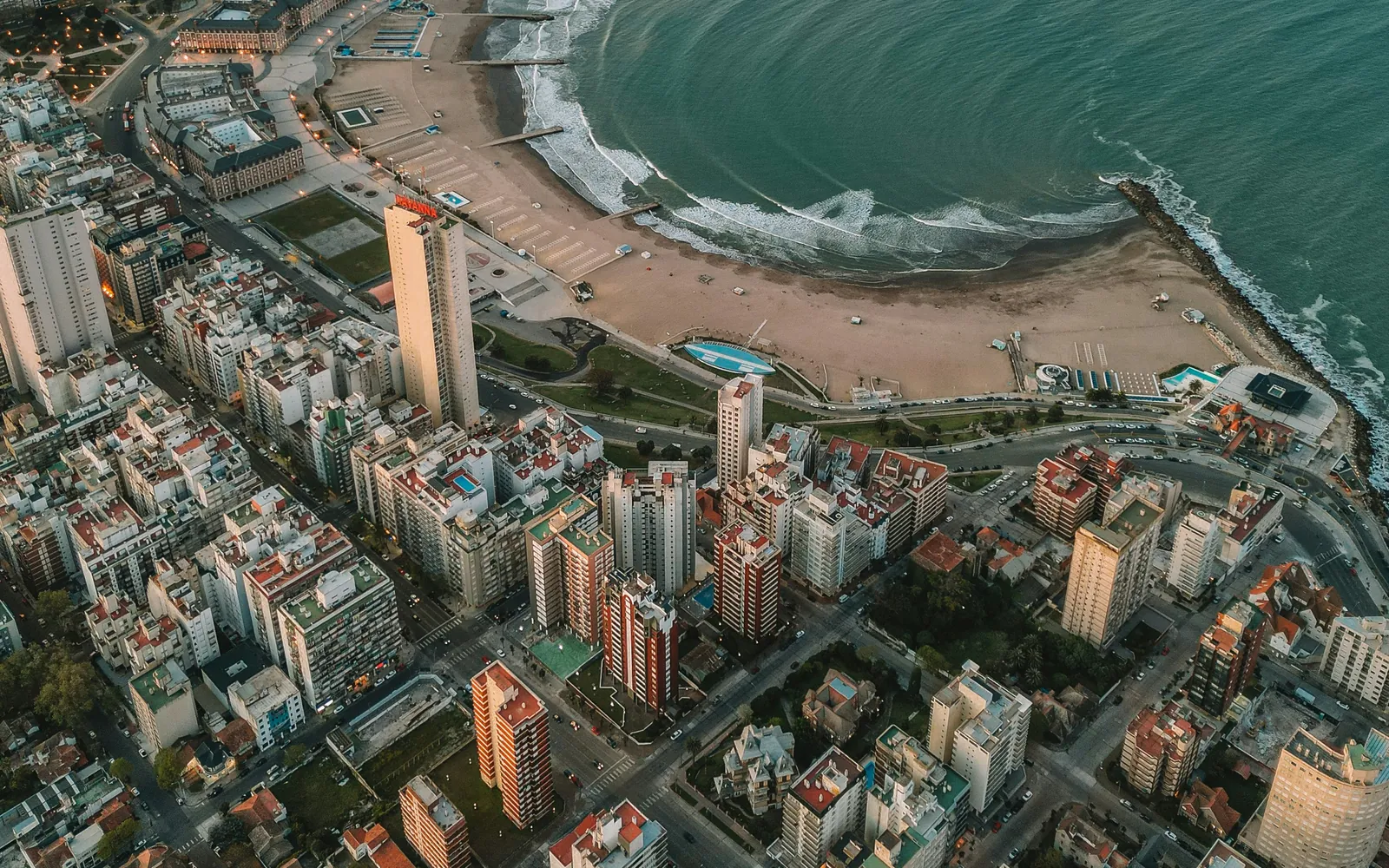 Vista aérea de Playa Bristol, el Casino y el centro de Mar del Plata