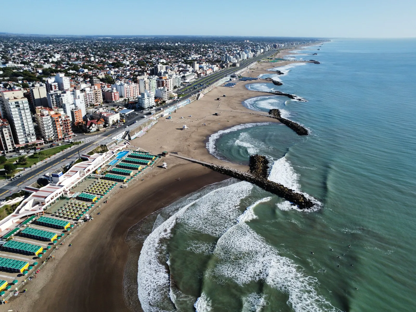 Vista aérea de la costa de Mar del Plata con balnearios y espigones