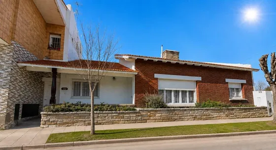 Casa 4 ambientes en José Hernández al 100