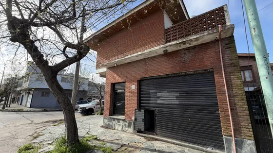 Propiedad en block en venta, casa en planta alta con terraza y locales en planta baja