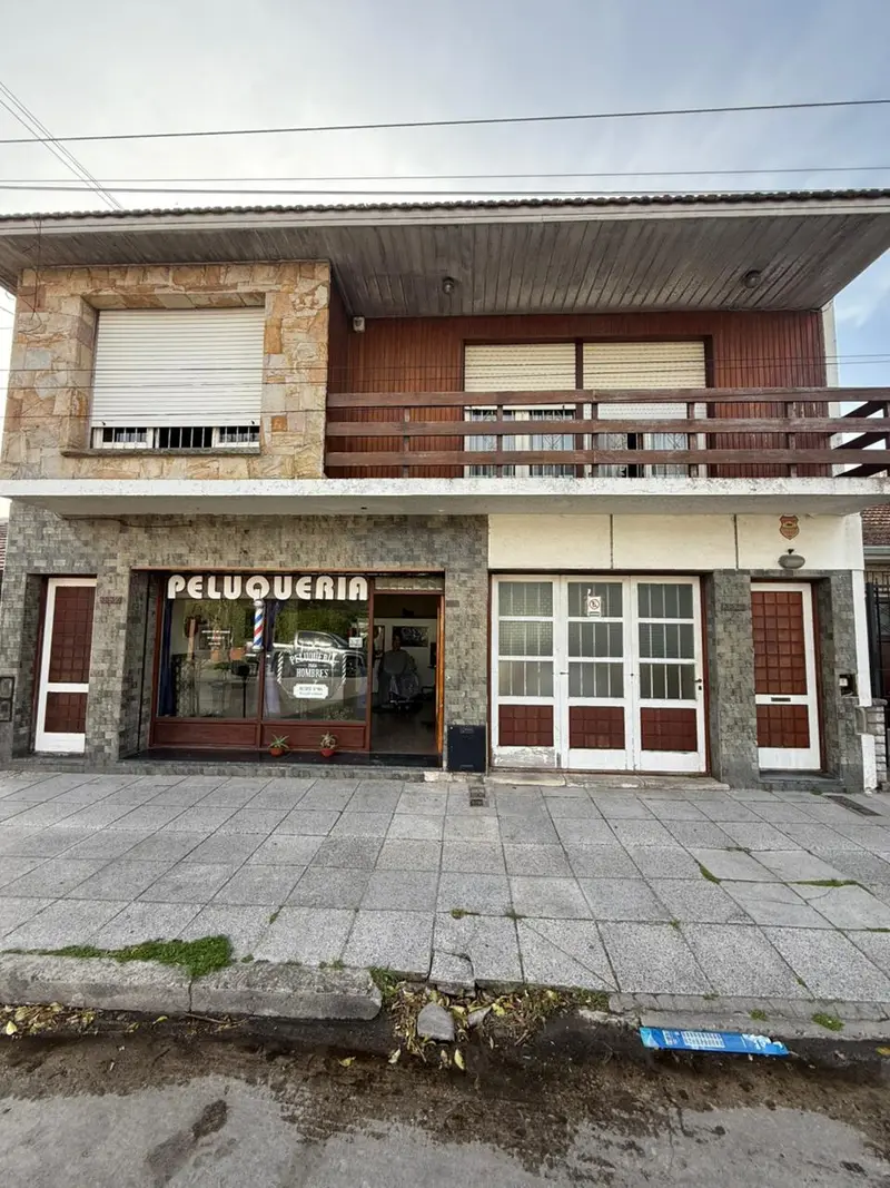 PH en venta 4 ambientes más local planta baja