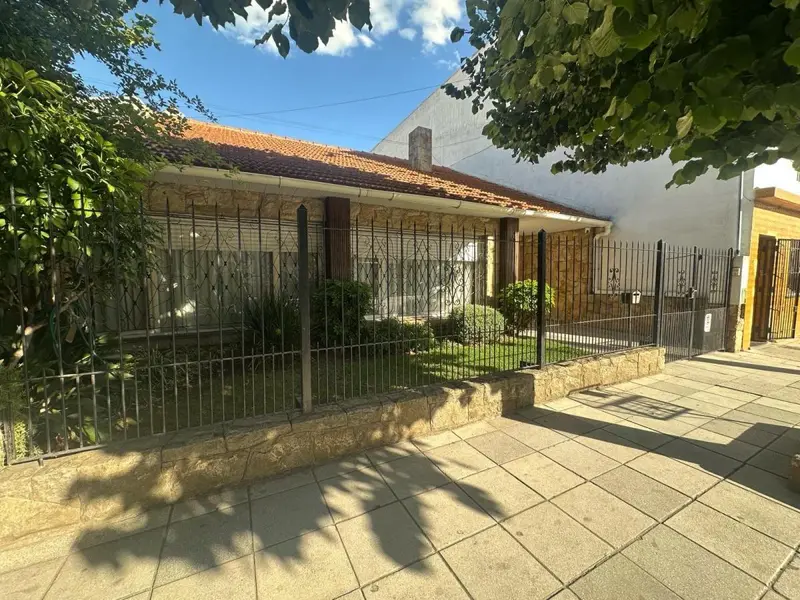 Casa 5 ambientes en Teodoro Bronzini al 1100