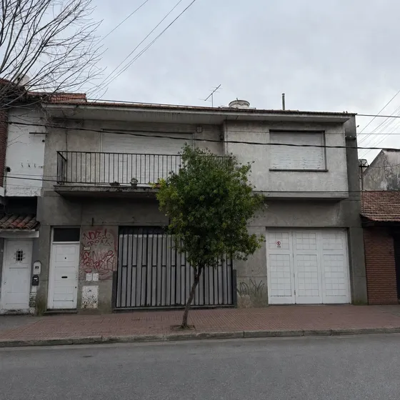Galpón con local y vivienda en block en venta